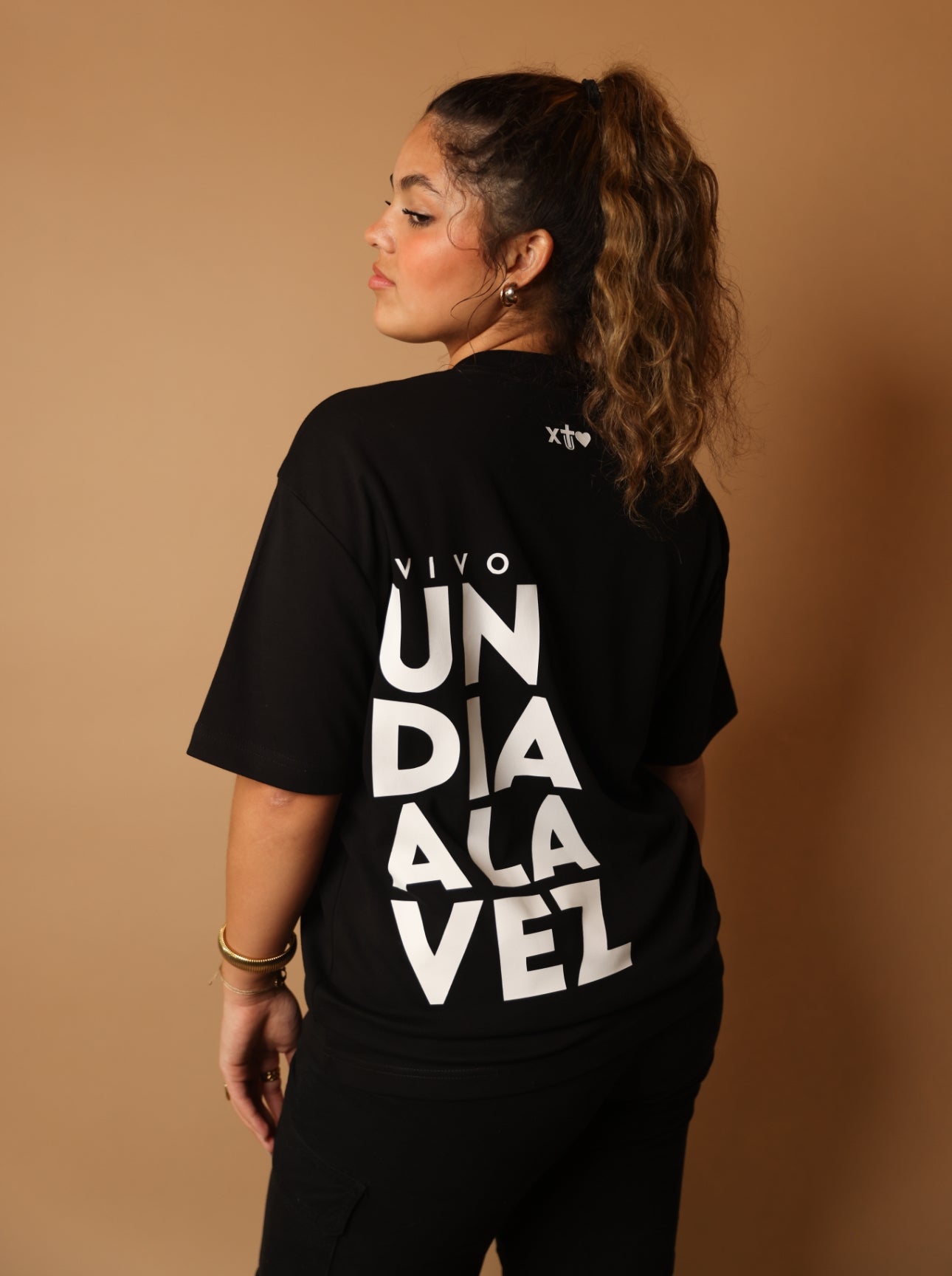 Un Dia a La Vez Black Oversized Tee