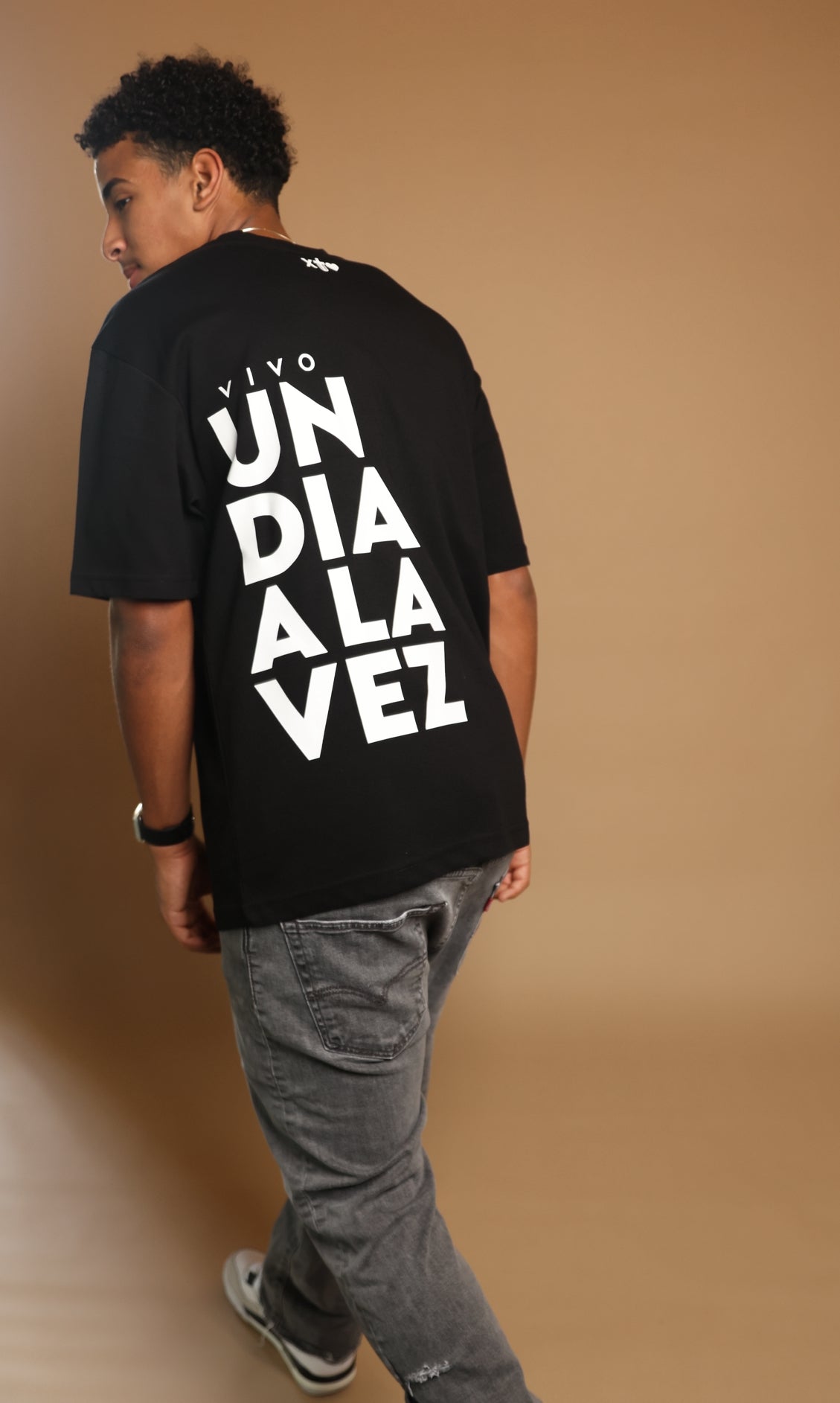 Un Dia a La Vez Black Oversized Tee